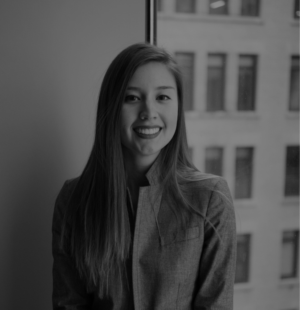 Chica contenta y tranquila porque confía que en nico le daremos la mejor opción de seguro