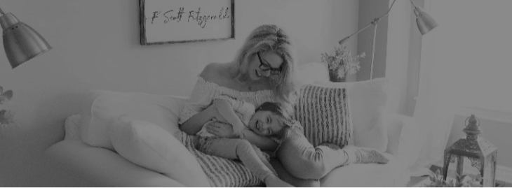 Mamá e hija disfrutando de su casa