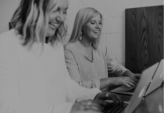 Corredoras trabajando comodamente usando NICO